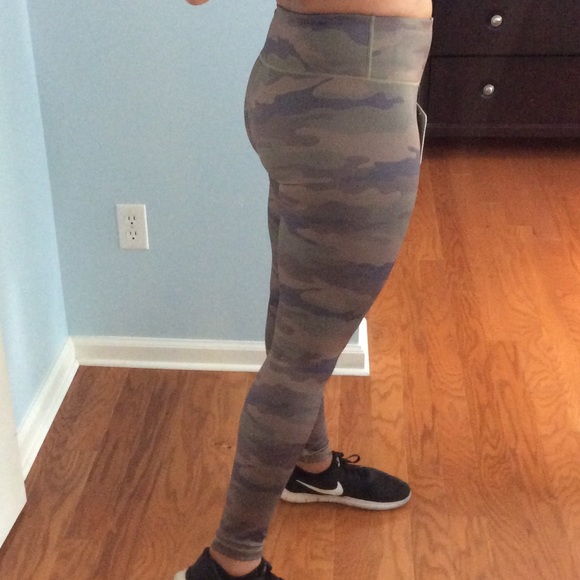 🔥NWT! CAMO HIGH WAISTED LEGGINGS - Picture 3 of 7